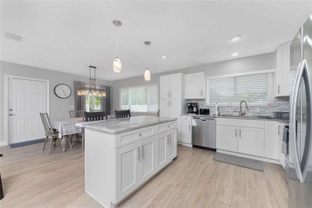 待售: $270,000 (3 贝兹, 2 浴室, 1204 平方英尺)