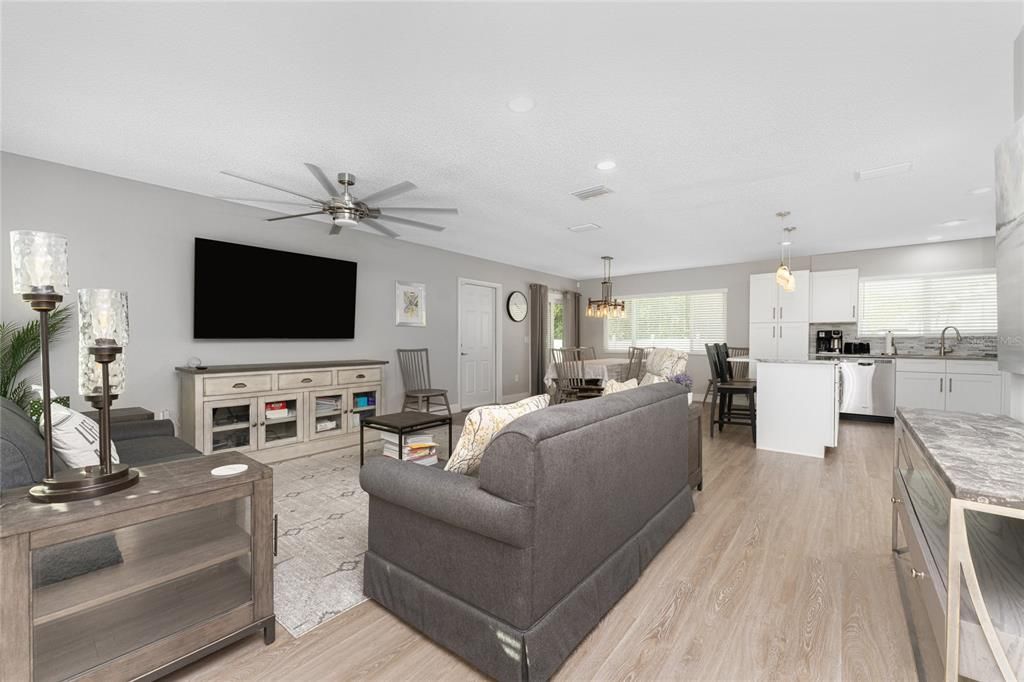 待售: $270,000 (3 贝兹, 2 浴室, 1204 平方英尺)