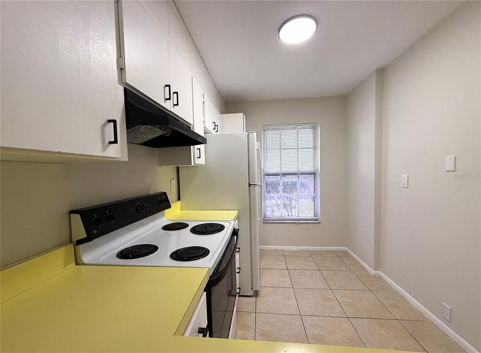For Rent: $1,250 (2 beds, 1 baths, 888 Square Feet)