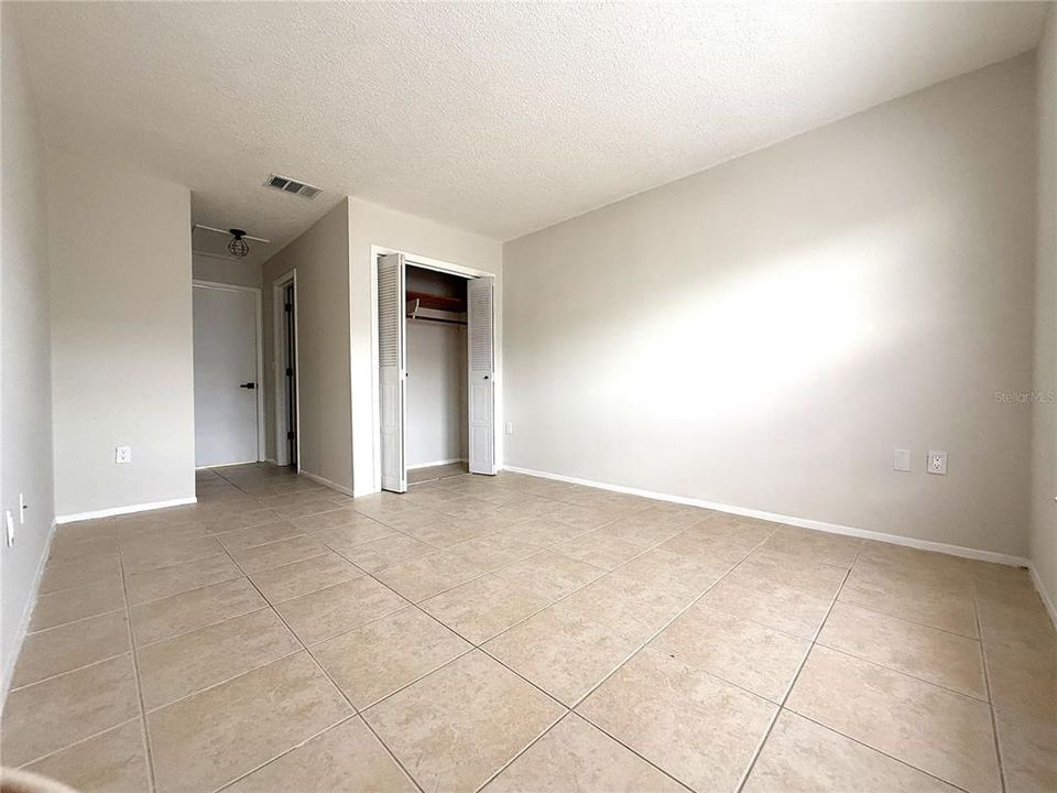 For Rent: $1,250 (2 beds, 1 baths, 888 Square Feet)