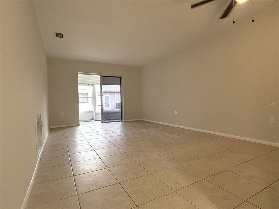For Rent: $1,250 (2 beds, 1 baths, 888 Square Feet)