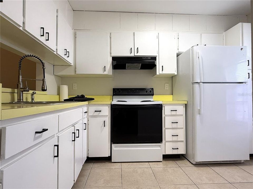 For Rent: $1,250 (2 beds, 1 baths, 888 Square Feet)