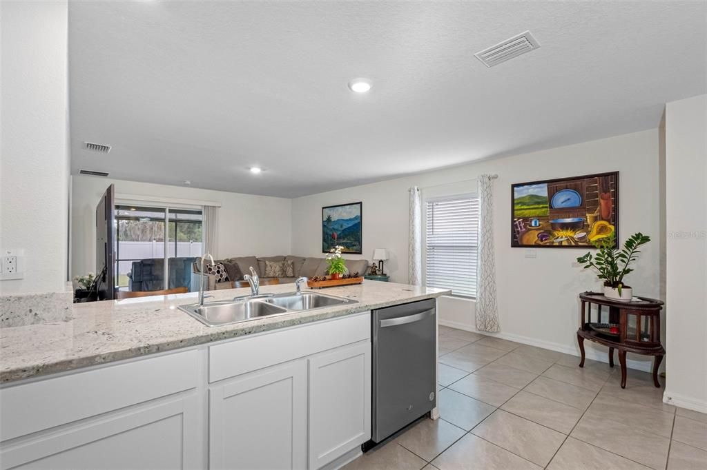 На продажу: $364,900 (3 спален, 2 ванн, 1566 Квадратных фут)