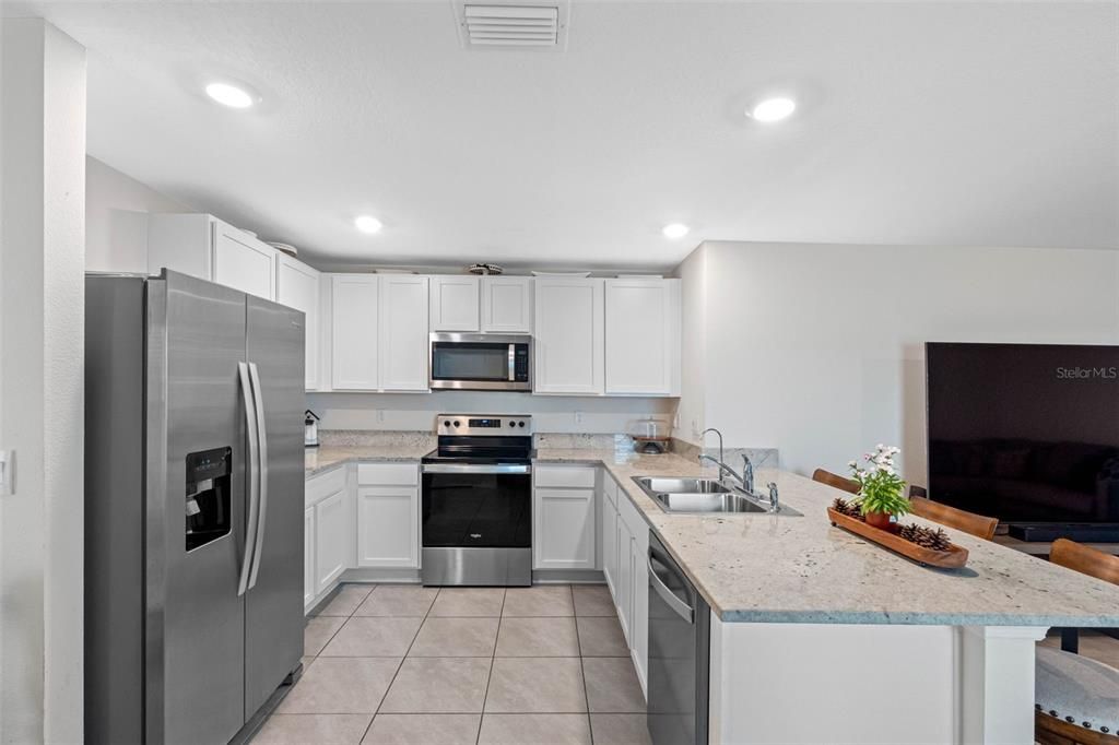 На продажу: $364,900 (3 спален, 2 ванн, 1566 Квадратных фут)