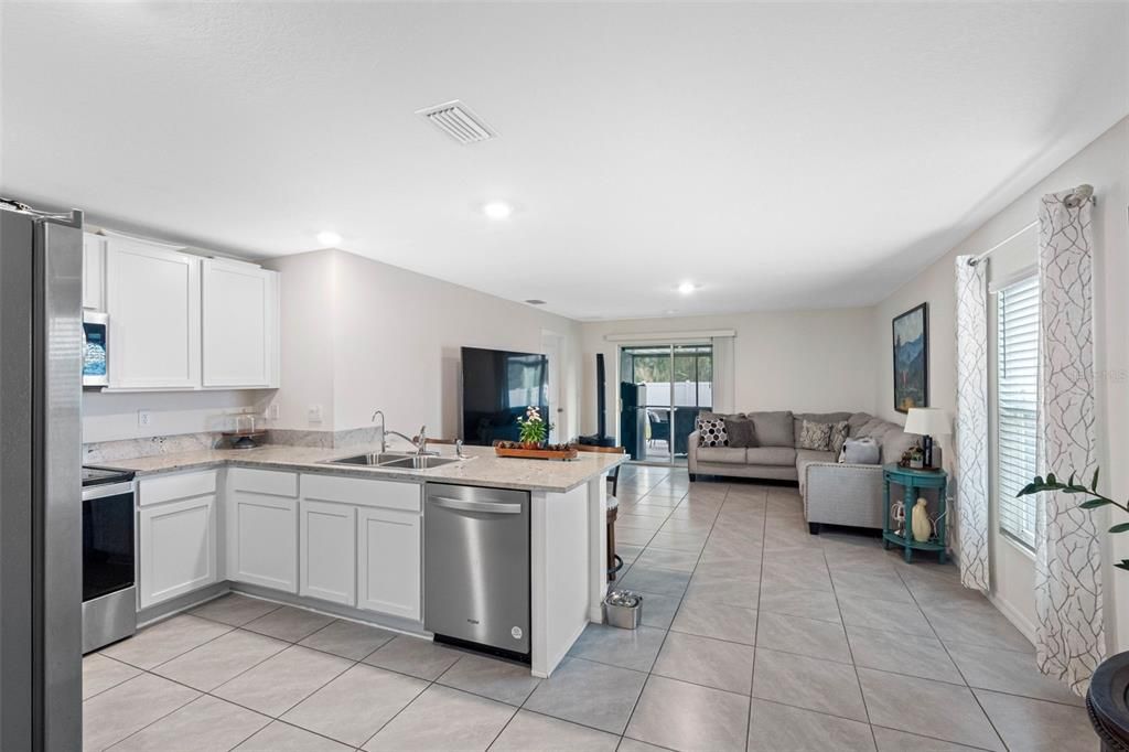 На продажу: $364,900 (3 спален, 2 ванн, 1566 Квадратных фут)