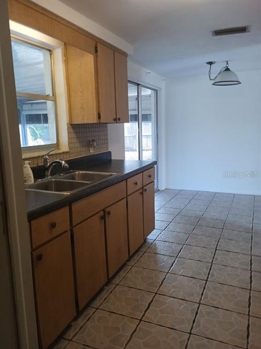 For Rent: $1,550 (2 beds, 1 baths, 912 Square Feet)