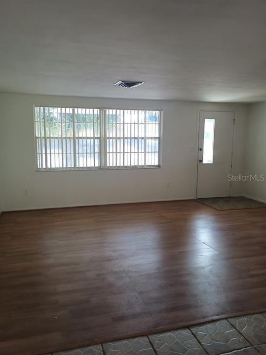 For Rent: $1,550 (2 beds, 1 baths, 912 Square Feet)