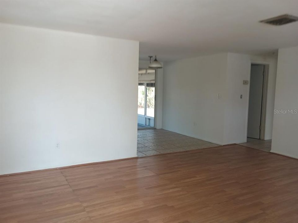 For Rent: $1,550 (2 beds, 1 baths, 912 Square Feet)