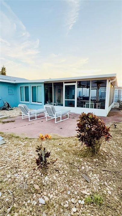 For Sale: $329,000 (2 beds, 1 baths, 988 Square Feet)