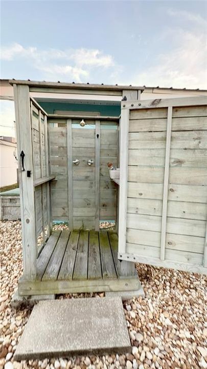 For Sale: $329,000 (2 beds, 1 baths, 988 Square Feet)