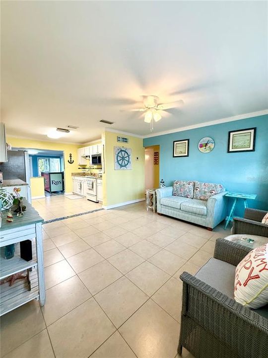 For Sale: $329,000 (2 beds, 1 baths, 988 Square Feet)