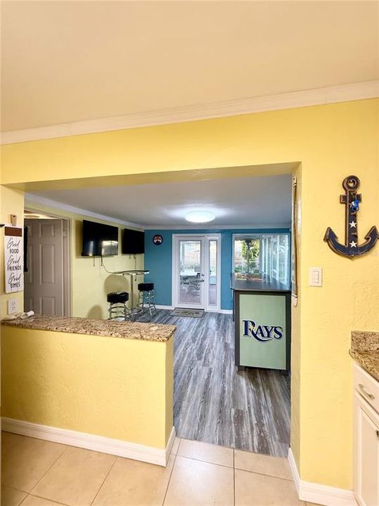 For Sale: $329,000 (2 beds, 1 baths, 988 Square Feet)