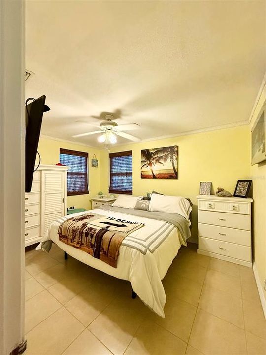 For Sale: $329,000 (2 beds, 1 baths, 988 Square Feet)