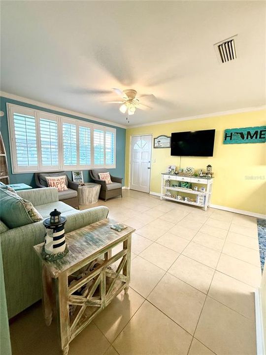 For Sale: $329,000 (2 beds, 1 baths, 988 Square Feet)