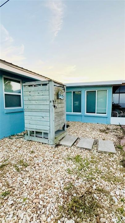 For Sale: $329,000 (2 beds, 1 baths, 988 Square Feet)