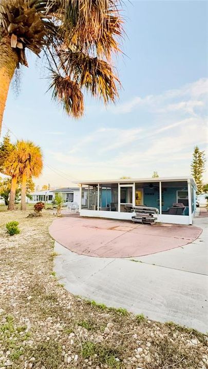 For Sale: $329,000 (2 beds, 1 baths, 988 Square Feet)