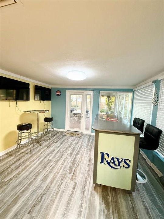 For Sale: $329,000 (2 beds, 1 baths, 988 Square Feet)