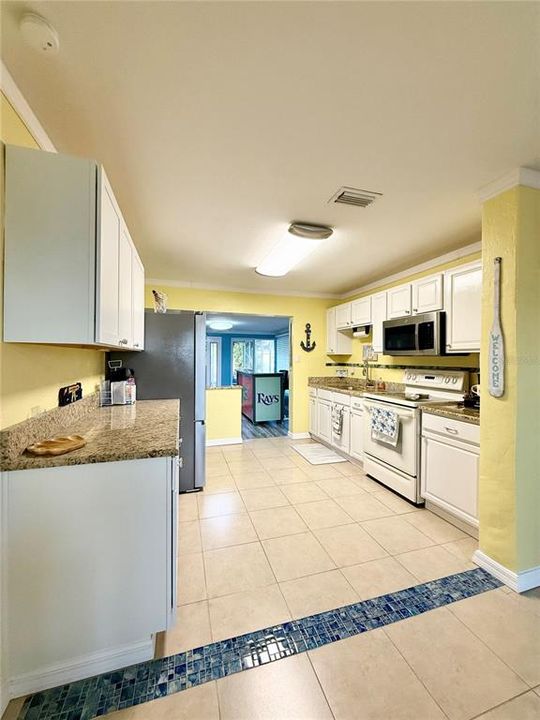 For Sale: $329,000 (2 beds, 1 baths, 988 Square Feet)