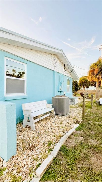 For Sale: $329,000 (2 beds, 1 baths, 988 Square Feet)