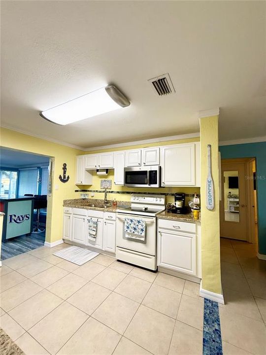 For Sale: $329,000 (2 beds, 1 baths, 988 Square Feet)