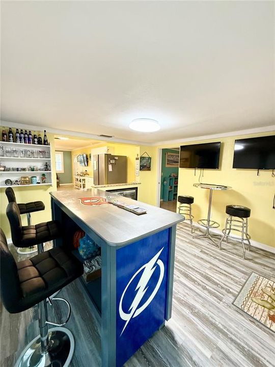 For Sale: $329,000 (2 beds, 1 baths, 988 Square Feet)