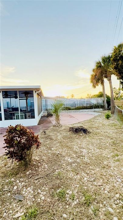 For Sale: $329,000 (2 beds, 1 baths, 988 Square Feet)