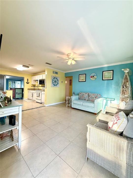 For Sale: $329,000 (2 beds, 1 baths, 988 Square Feet)