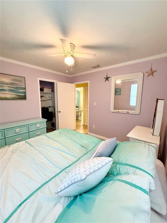 For Sale: $329,000 (2 beds, 1 baths, 988 Square Feet)