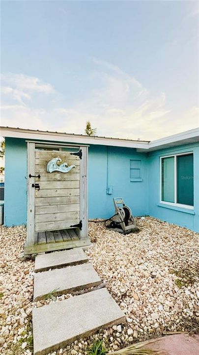 For Sale: $329,000 (2 beds, 1 baths, 988 Square Feet)