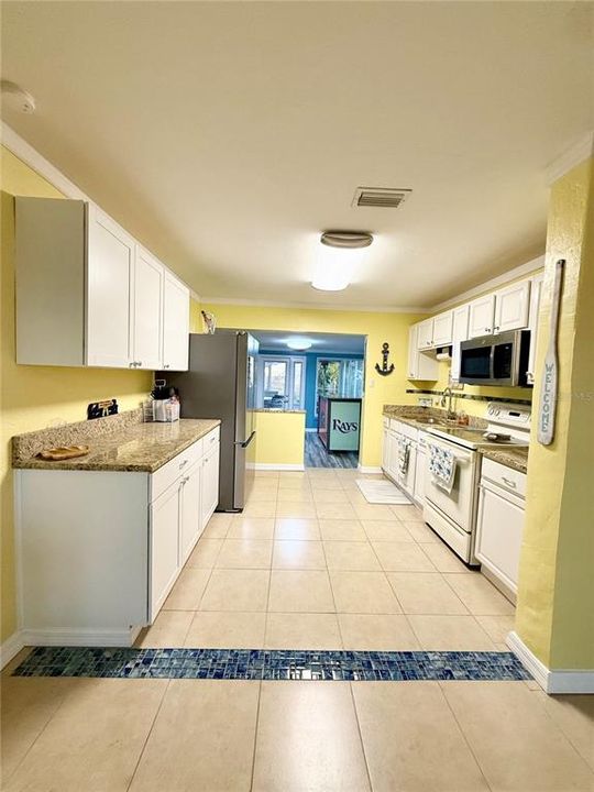 For Sale: $329,000 (2 beds, 1 baths, 988 Square Feet)