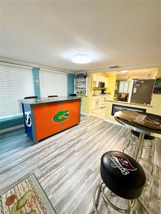 For Sale: $329,000 (2 beds, 1 baths, 988 Square Feet)