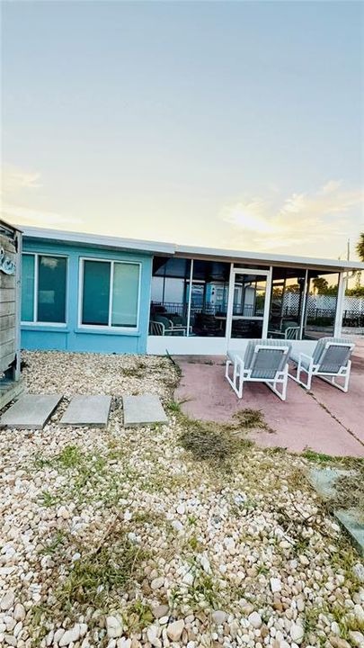 For Sale: $329,000 (2 beds, 1 baths, 988 Square Feet)