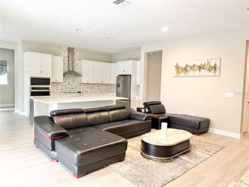 出租: $4,500 (5 贝兹, 3 浴室, 3628 平方英尺)