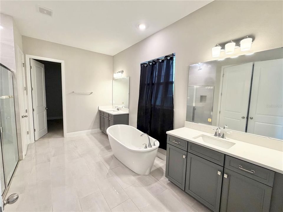 出租: $4,500 (5 贝兹, 3 浴室, 3628 平方英尺)