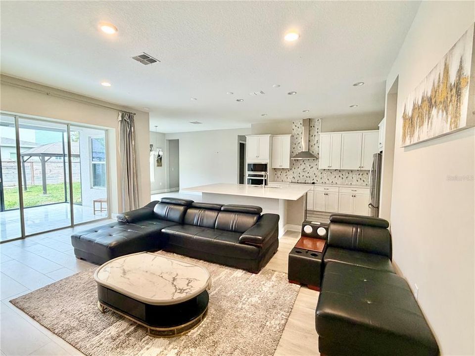 出租: $4,500 (5 贝兹, 3 浴室, 3628 平方英尺)