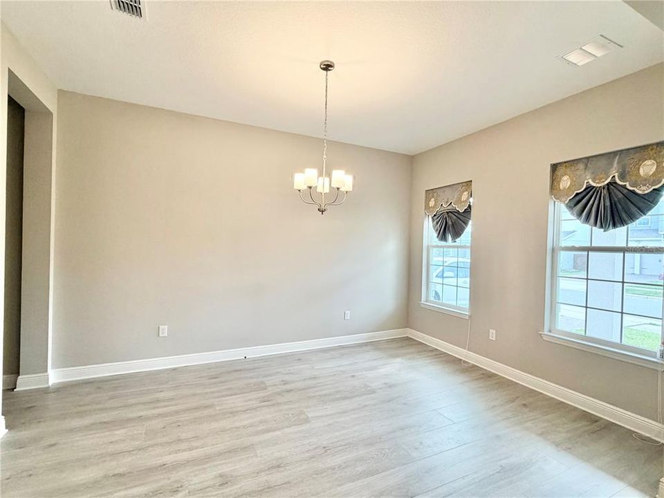 出租: $4,500 (5 贝兹, 3 浴室, 3628 平方英尺)