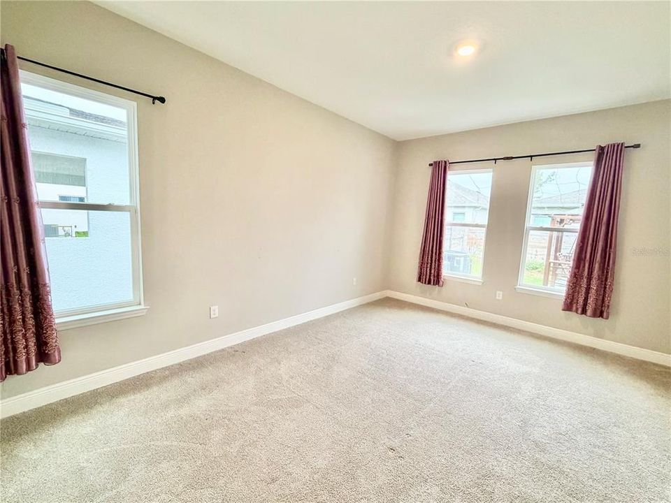 出租: $4,500 (5 贝兹, 3 浴室, 3628 平方英尺)