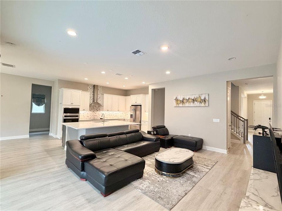 出租: $4,500 (5 贝兹, 3 浴室, 3628 平方英尺)