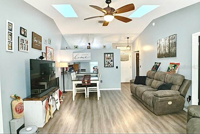 En Venta: $268,000 (3 camas, 2 baños, 933 Pies cuadrados)