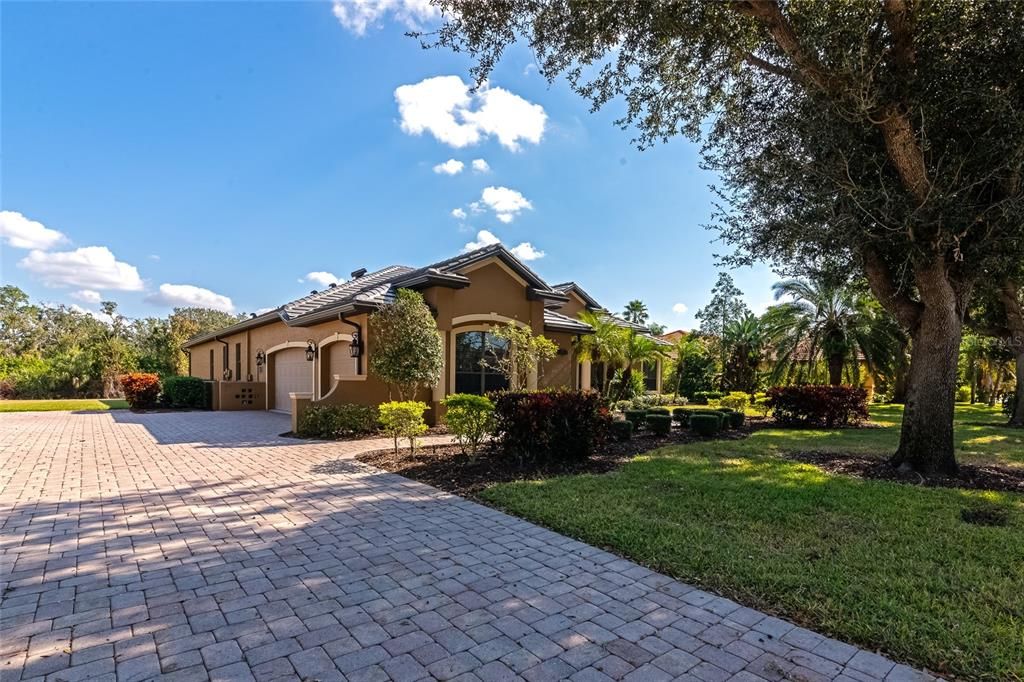 For Sale: $885,000 (4 beds, 3 baths, 2734 Square Feet)