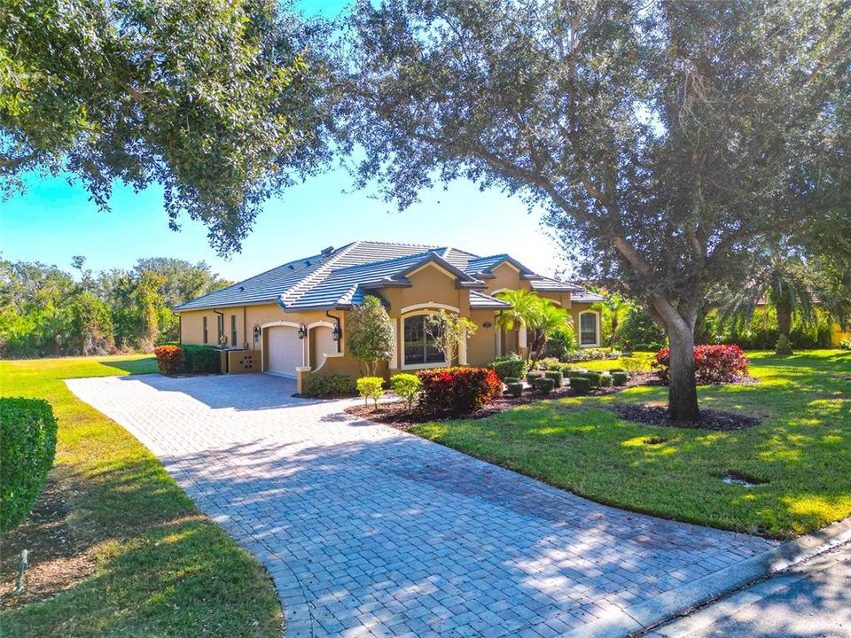 For Sale: $885,000 (4 beds, 3 baths, 2734 Square Feet)