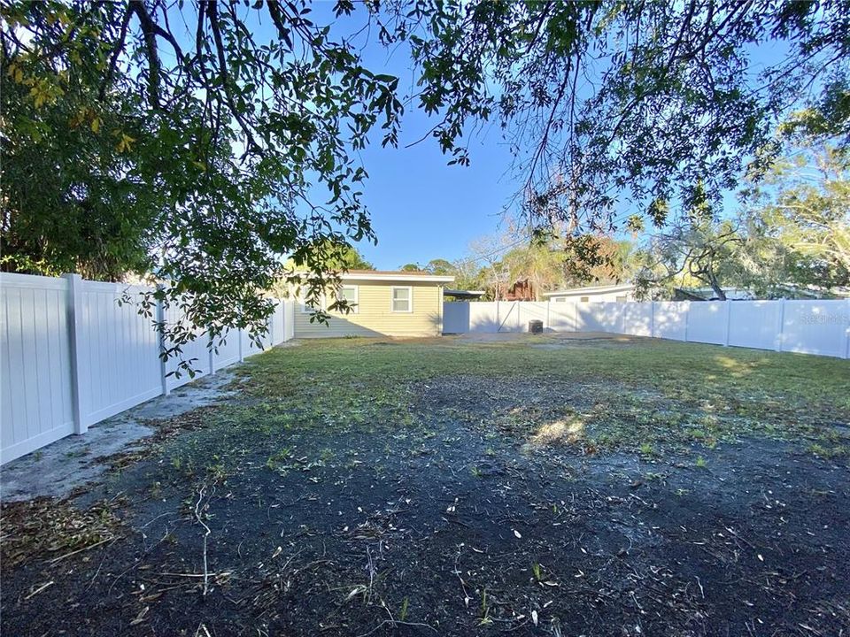 For Rent: $2,250 (2 beds, 1 baths, 744 Square Feet)