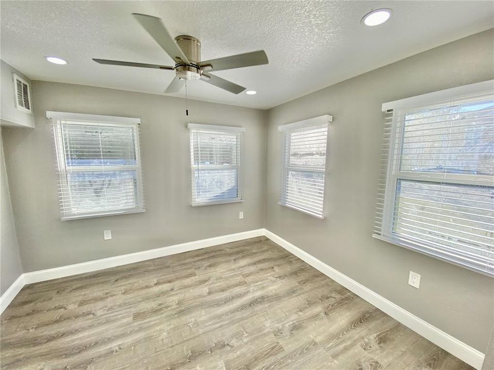 For Rent: $2,250 (2 beds, 1 baths, 744 Square Feet)