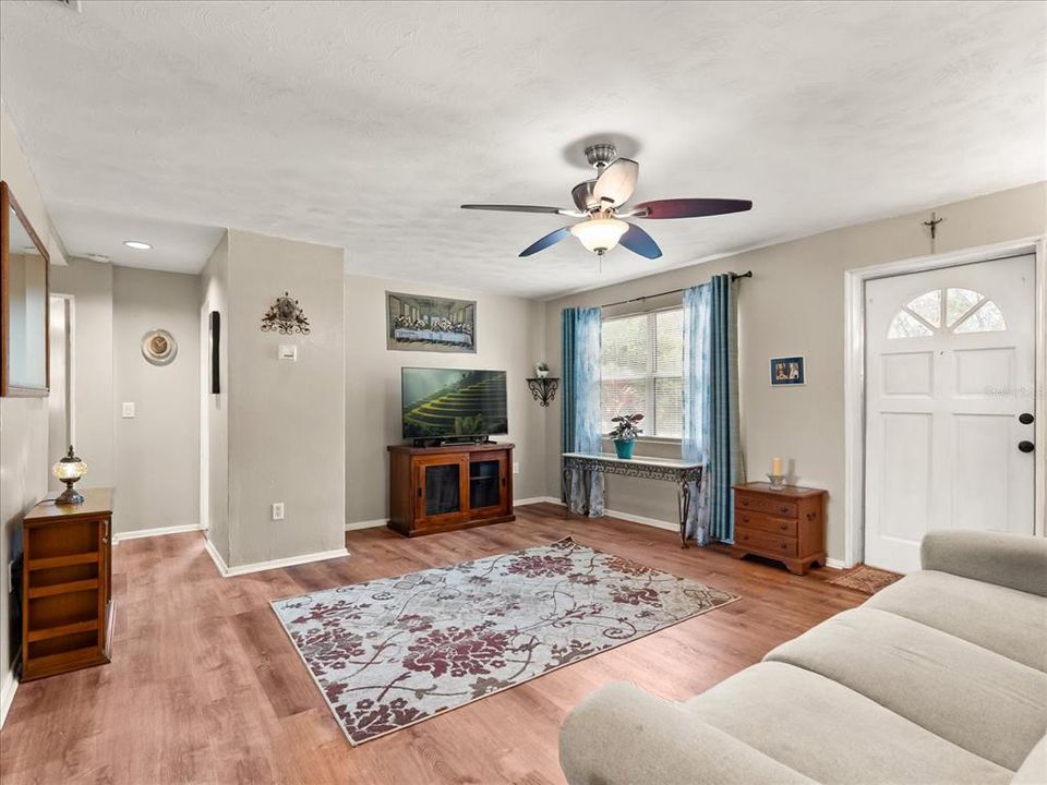 Active With Contract: $220,000 (2 beds, 1 baths, 828 Square Feet)