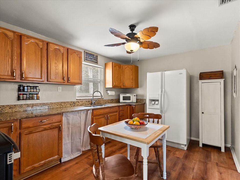 Active With Contract: $220,000 (2 beds, 1 baths, 828 Square Feet)