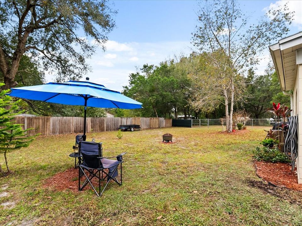 Active With Contract: $220,000 (2 beds, 1 baths, 828 Square Feet)