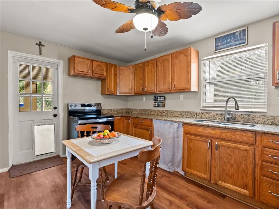 Active With Contract: $220,000 (2 beds, 1 baths, 828 Square Feet)