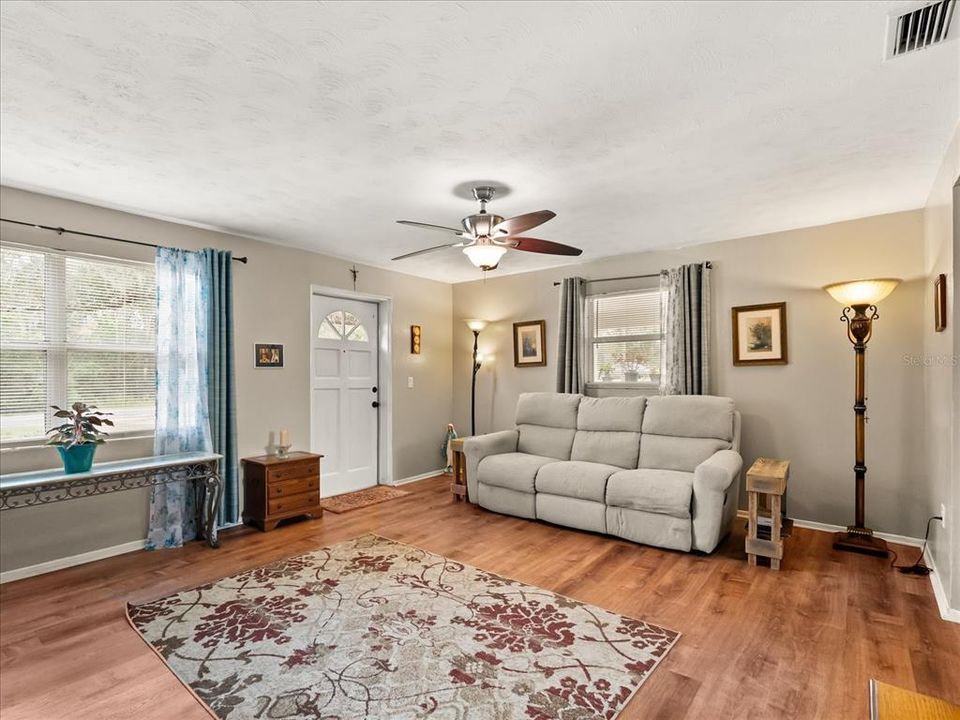 Active With Contract: $220,000 (2 beds, 1 baths, 828 Square Feet)