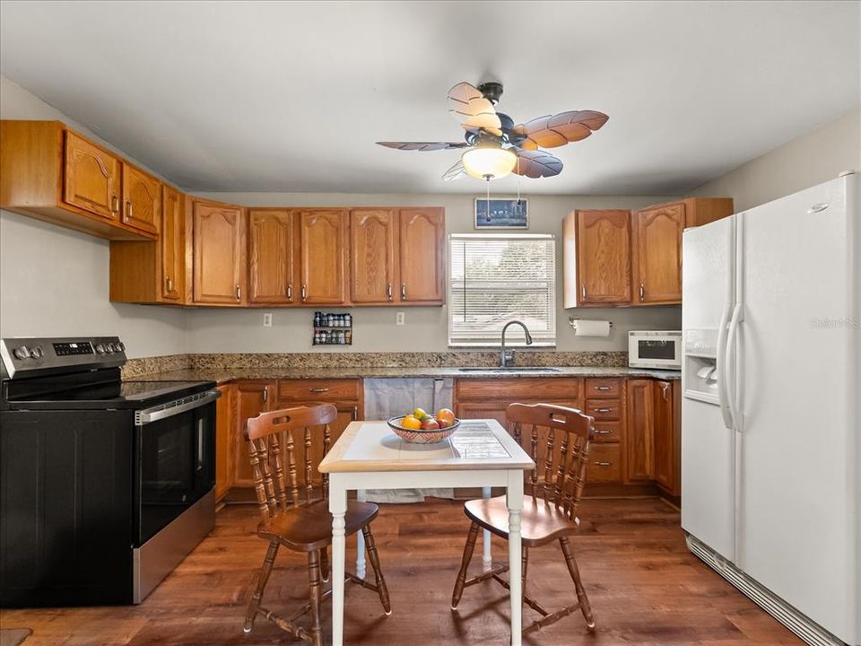 Active With Contract: $220,000 (2 beds, 1 baths, 828 Square Feet)