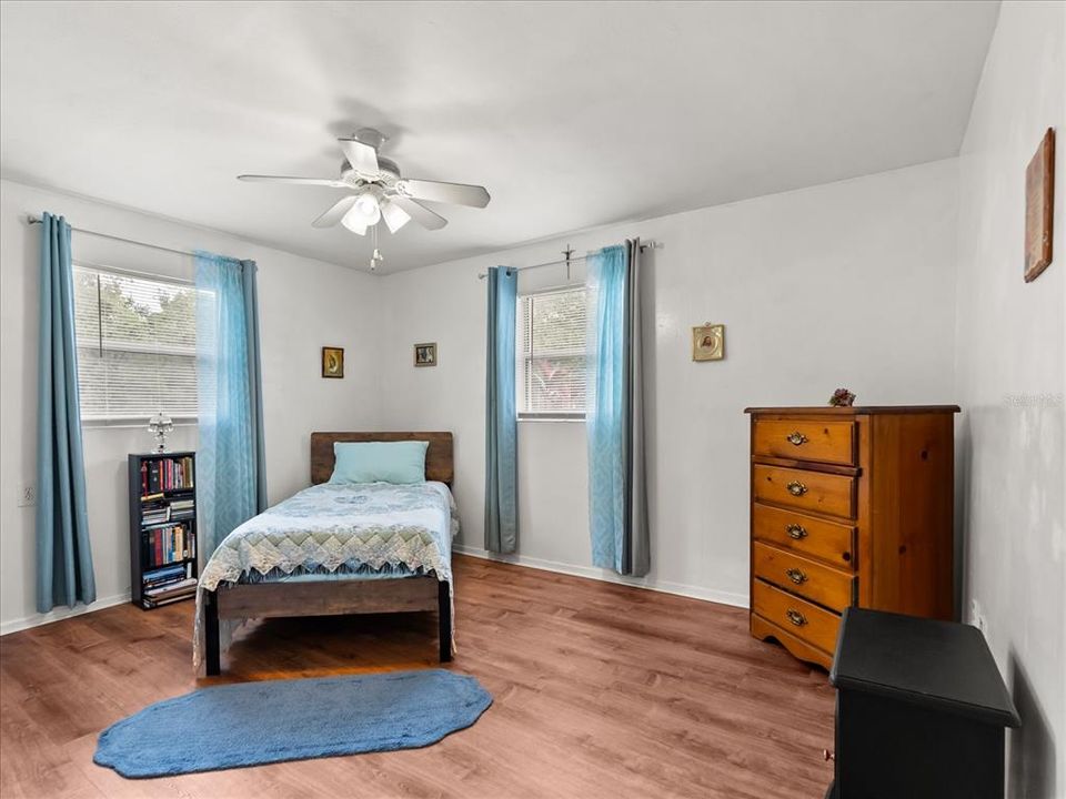 Active With Contract: $220,000 (2 beds, 1 baths, 828 Square Feet)